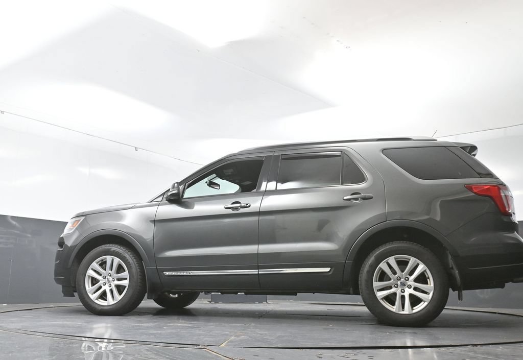 Used 2018 Ford Explorer XLT w/ Equipment Group 202A AWD/4WD image 28