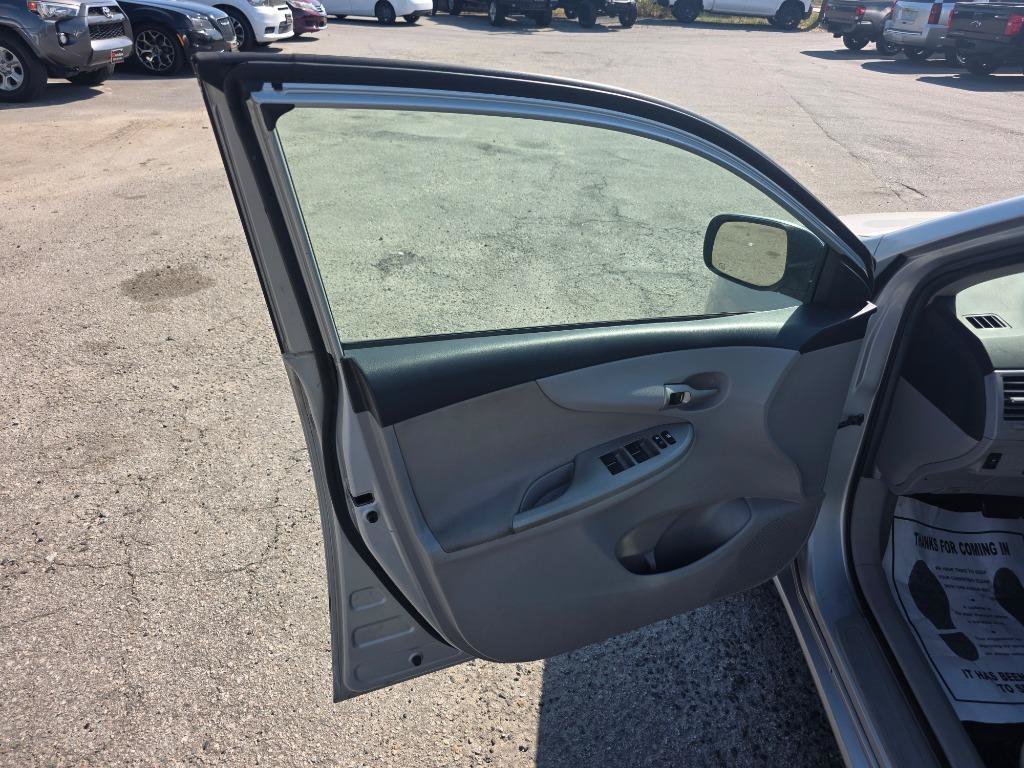 Used 2013 Toyota Corolla LE FWD image 6