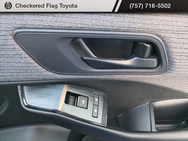 Used 2023 Nissan Rogue S image 41