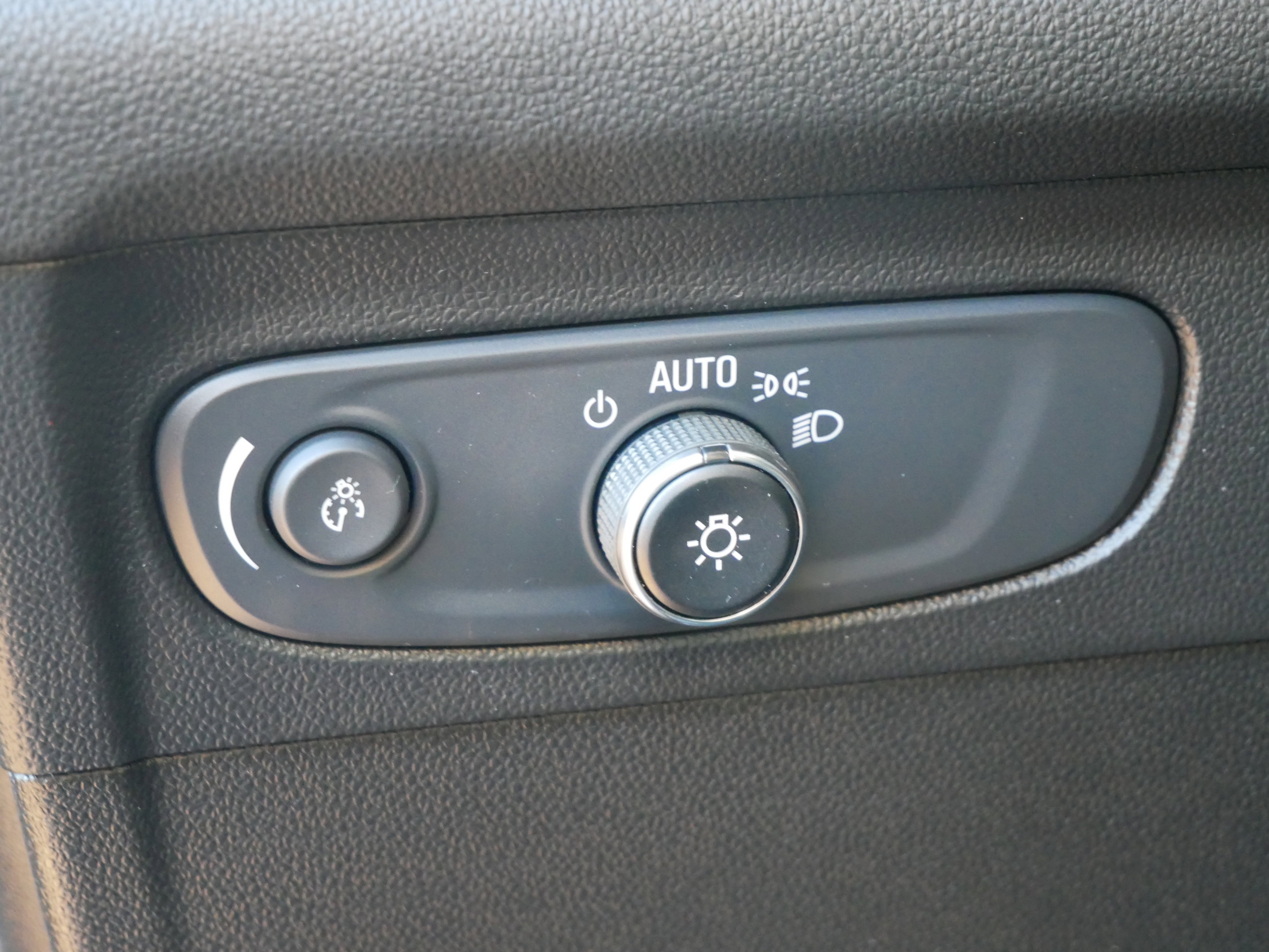 Used 2021 Buick Envision Essence image 19