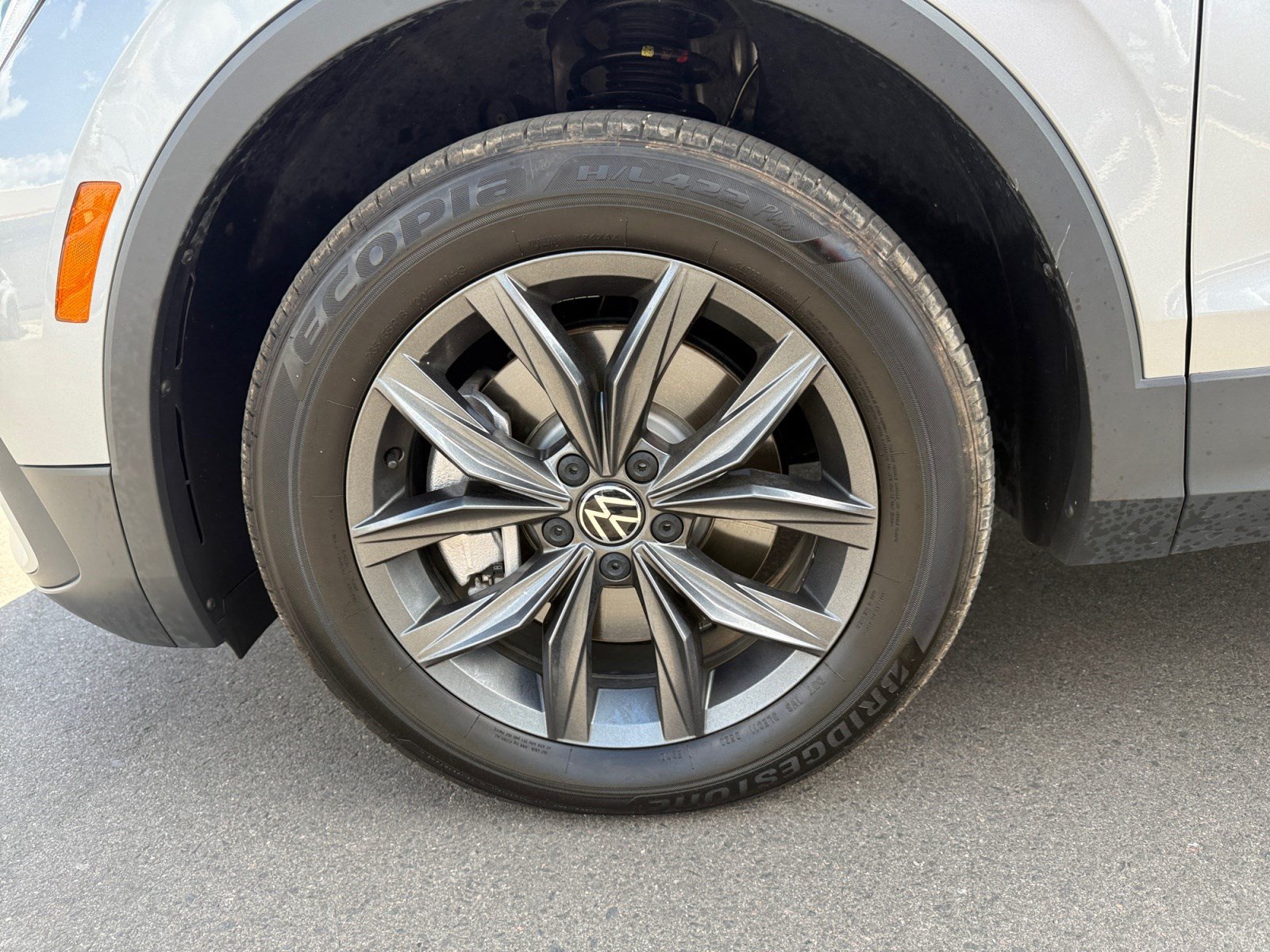 Used 2023 Volkswagen Tiguan SE AWD/4WD image 24