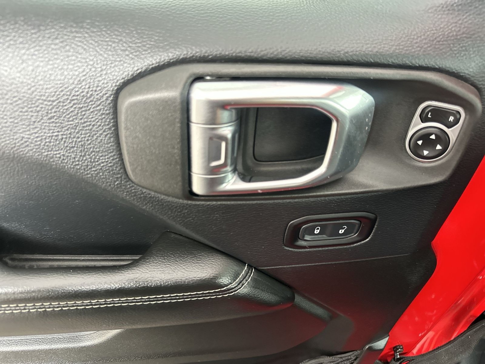 Used 2018 Jeep Wrangler Unlimited Sahara AWD/4WD image 23
