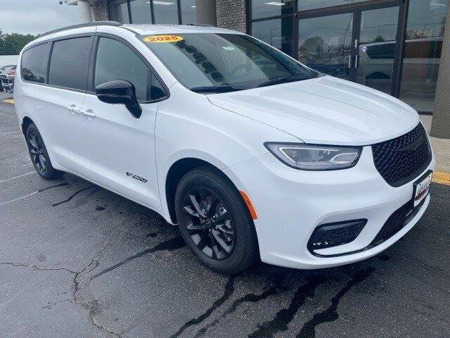 New 2025 Chrysler Pacifica Select w/ Fav Edition Package