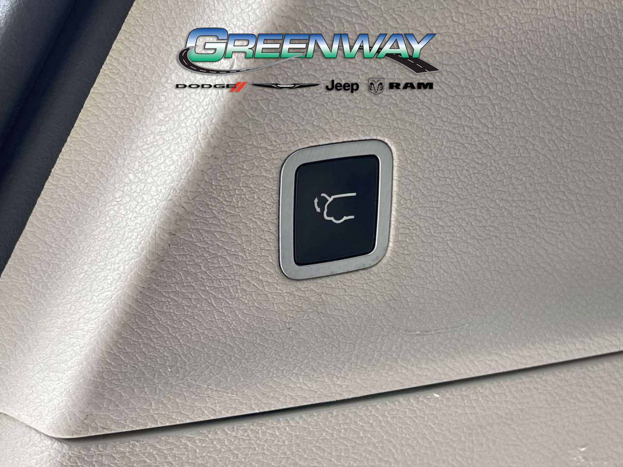 Used 2017 Chrysler Pacifica Platinum FWD image 9