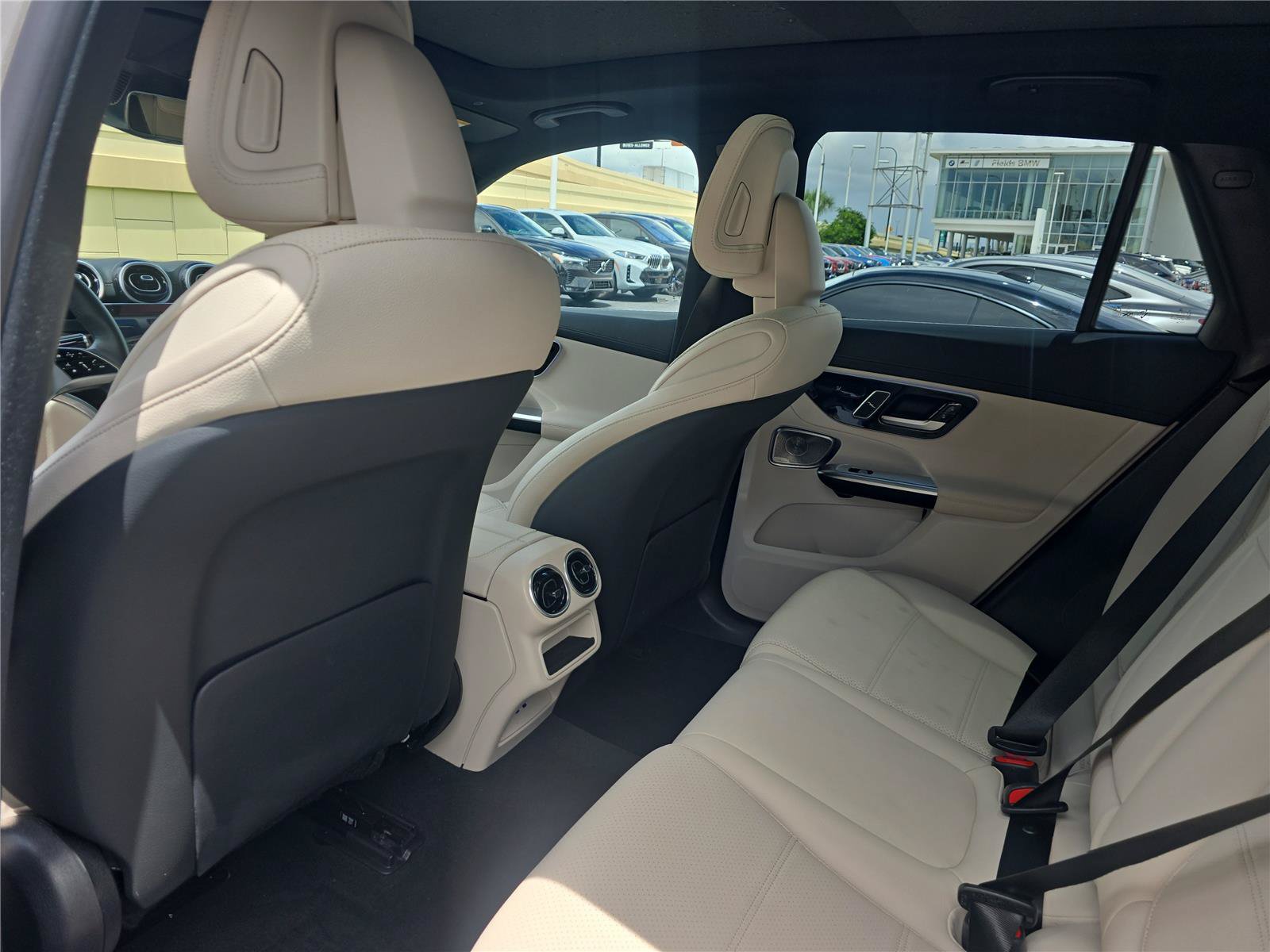 Used 2024 Mercedes-Benz GLC 300 4MATIC image 10