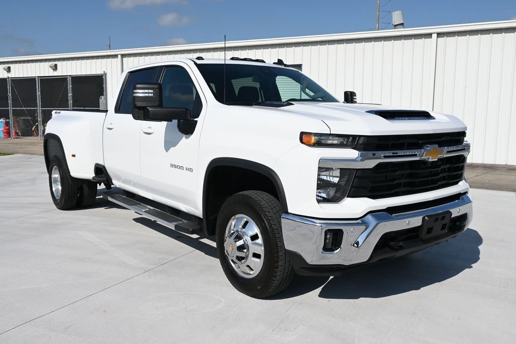 Used 2025 Chevrolet Silverado 3500 LT w/ Safety Package AWD/4WD image 2