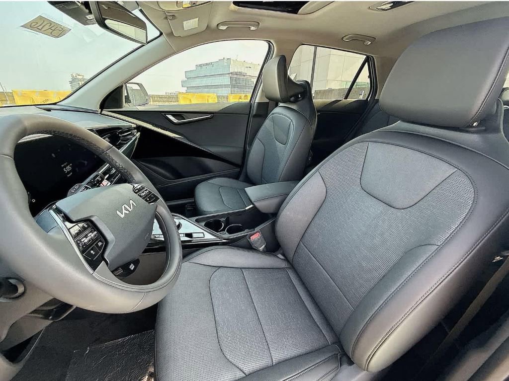 New 2025 Kia Niro SX Touring image 17