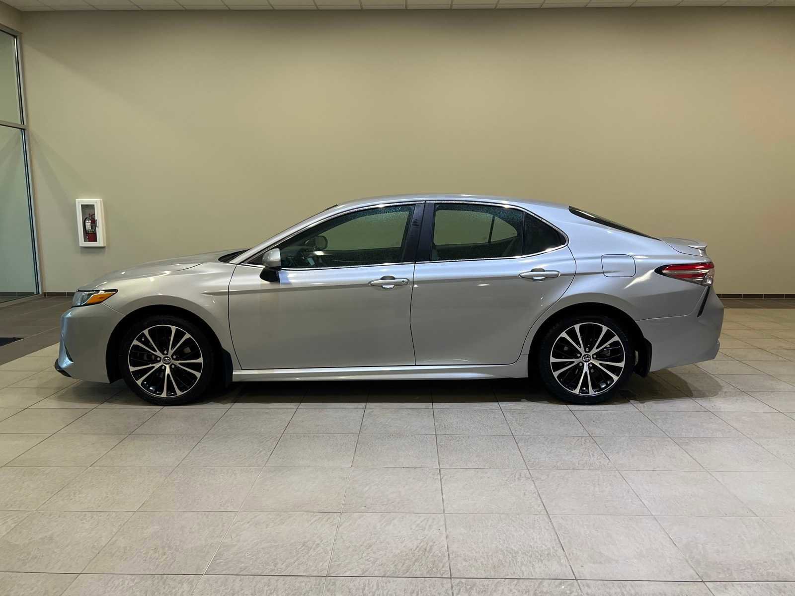 Used 2018 Toyota Camry SE image 3