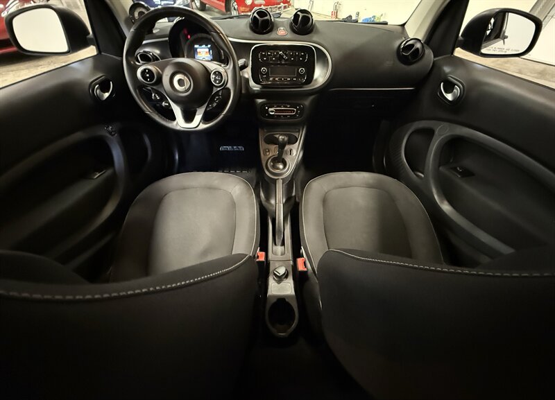 Used 2016 smart fortwo passion RWD image 15