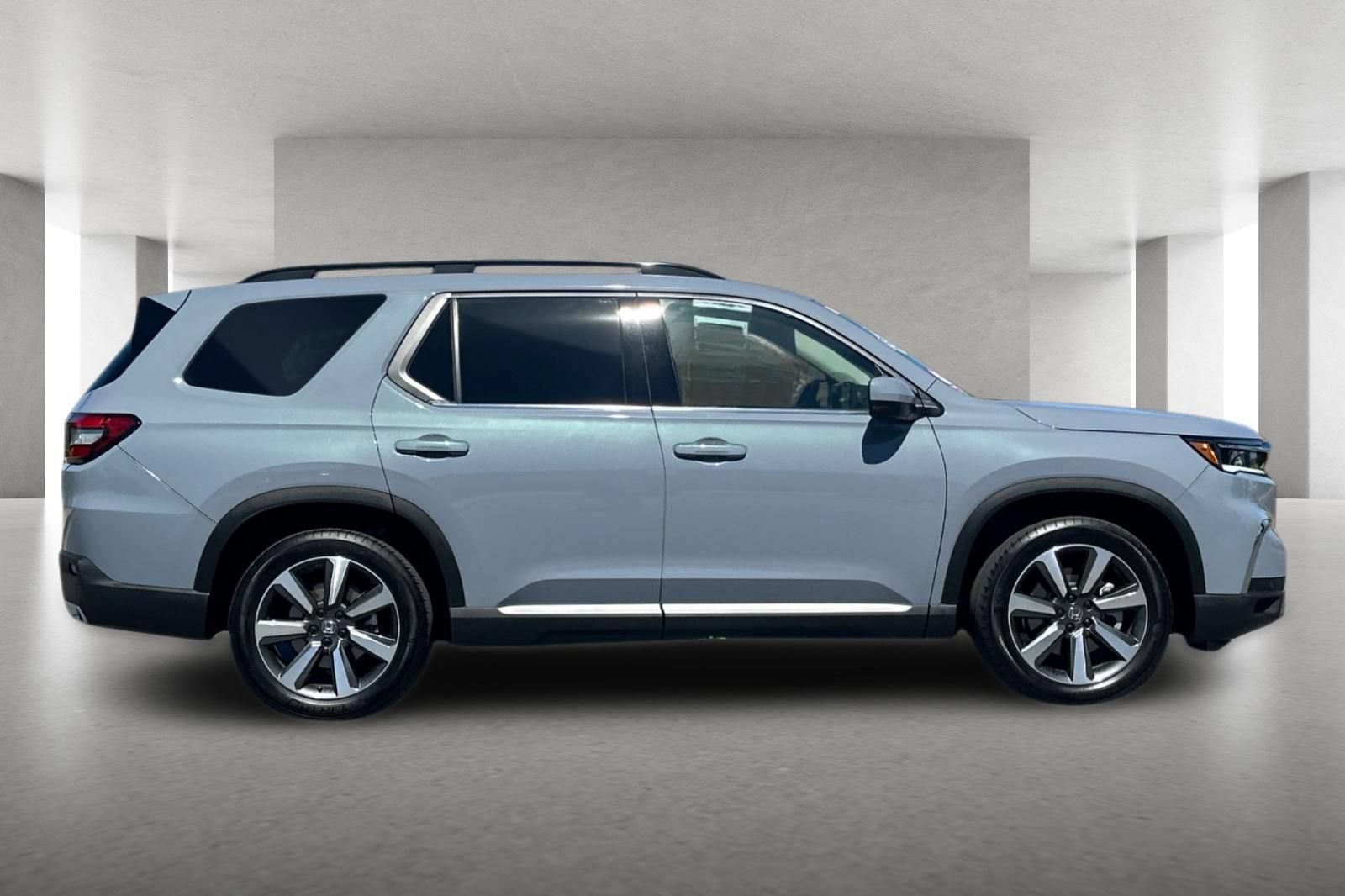 Used 2025 Honda Pilot Touring image 3