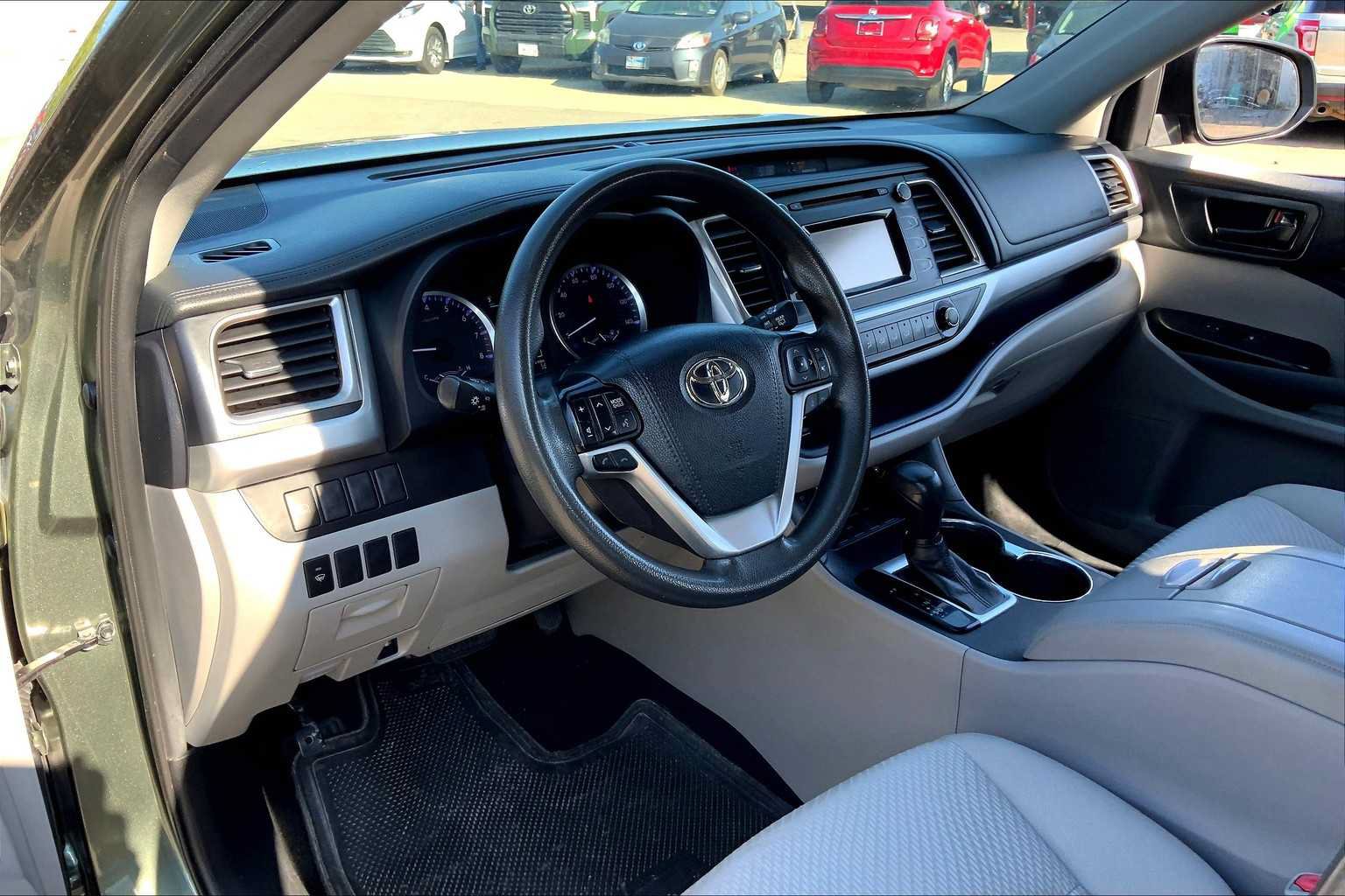 Used 2019 Toyota Highlander LE FWD image 16