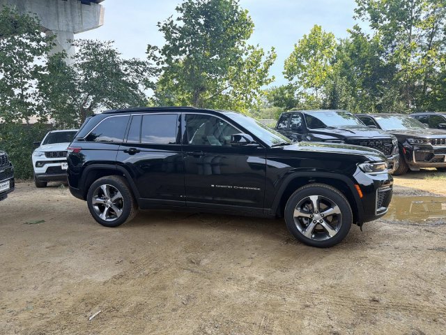 New 2026 Jeep Grand Cherokee Limited w/ Luxury Tech Group II AWD/4WD image 2