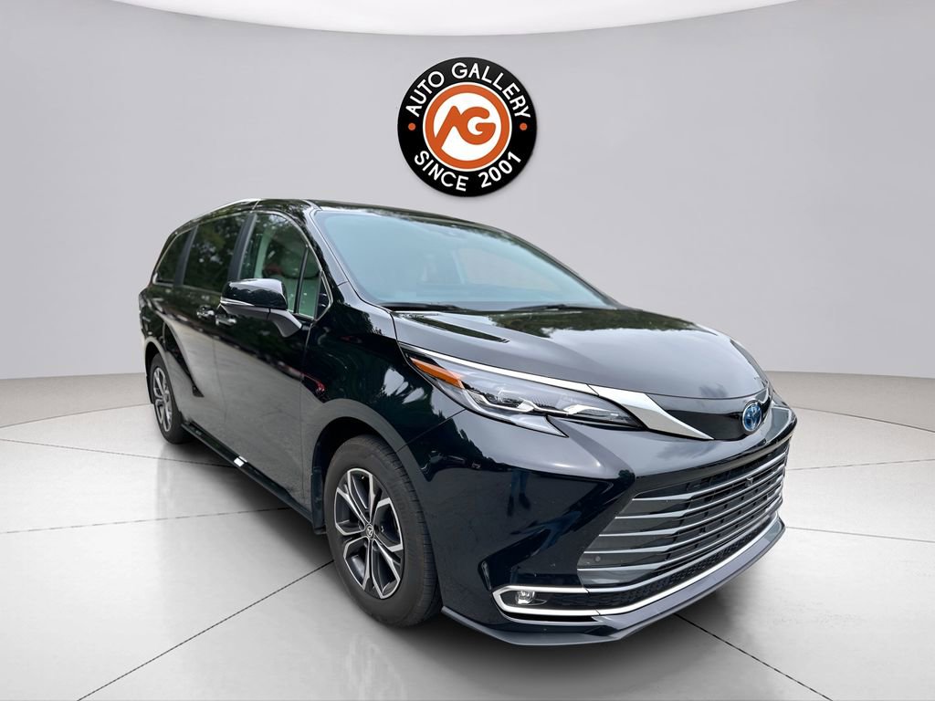 Used 2025 Toyota Sienna Platinum AWD/4WD image 1