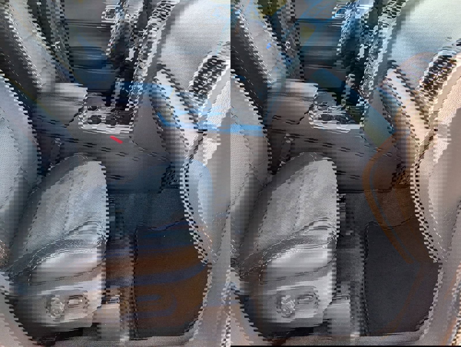 Used 2015 Ford Explorer XLT w/ Equipment Group 202A image 27