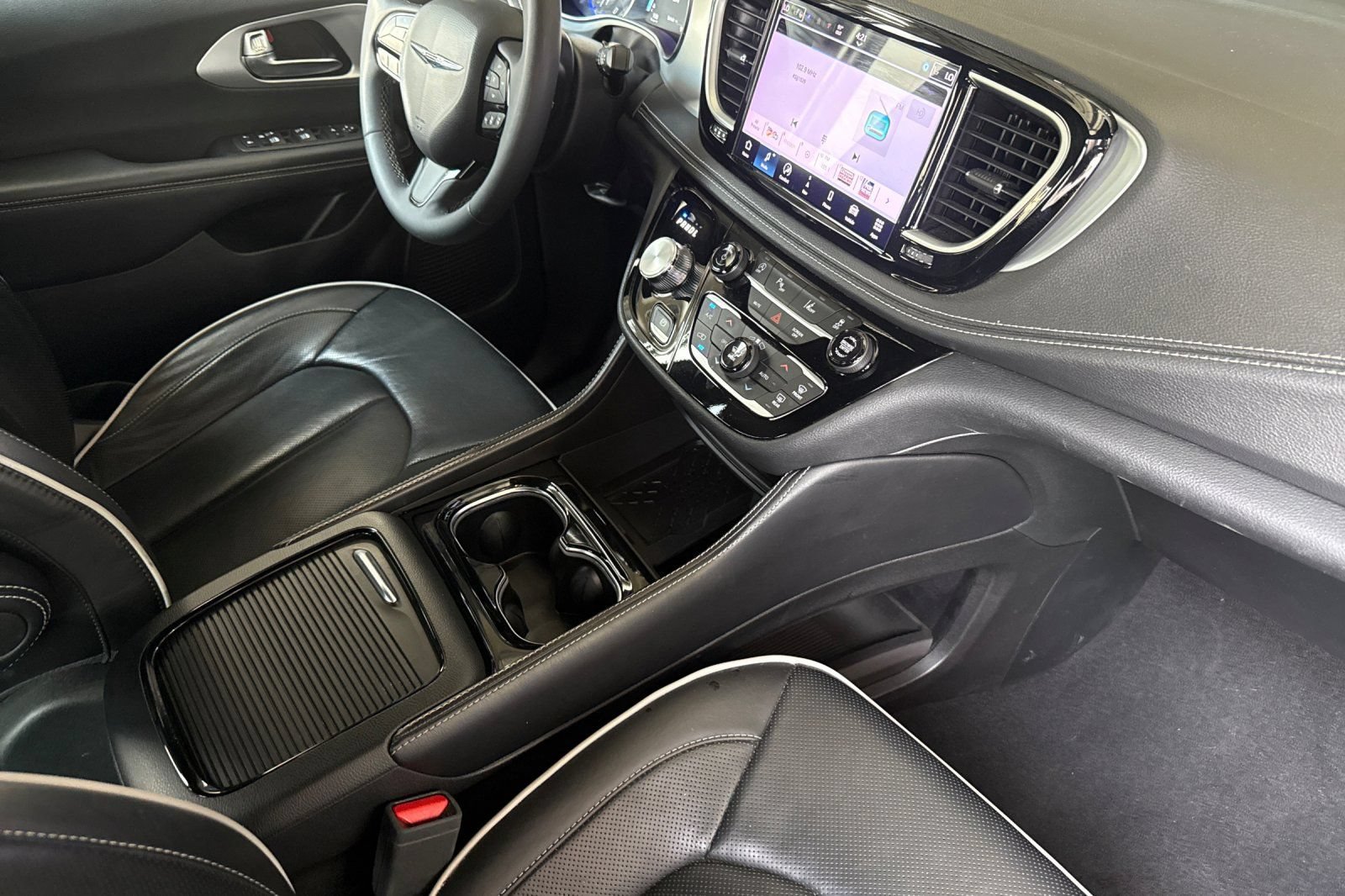 Used 2025 Chrysler Pacifica Limited FWD image 19