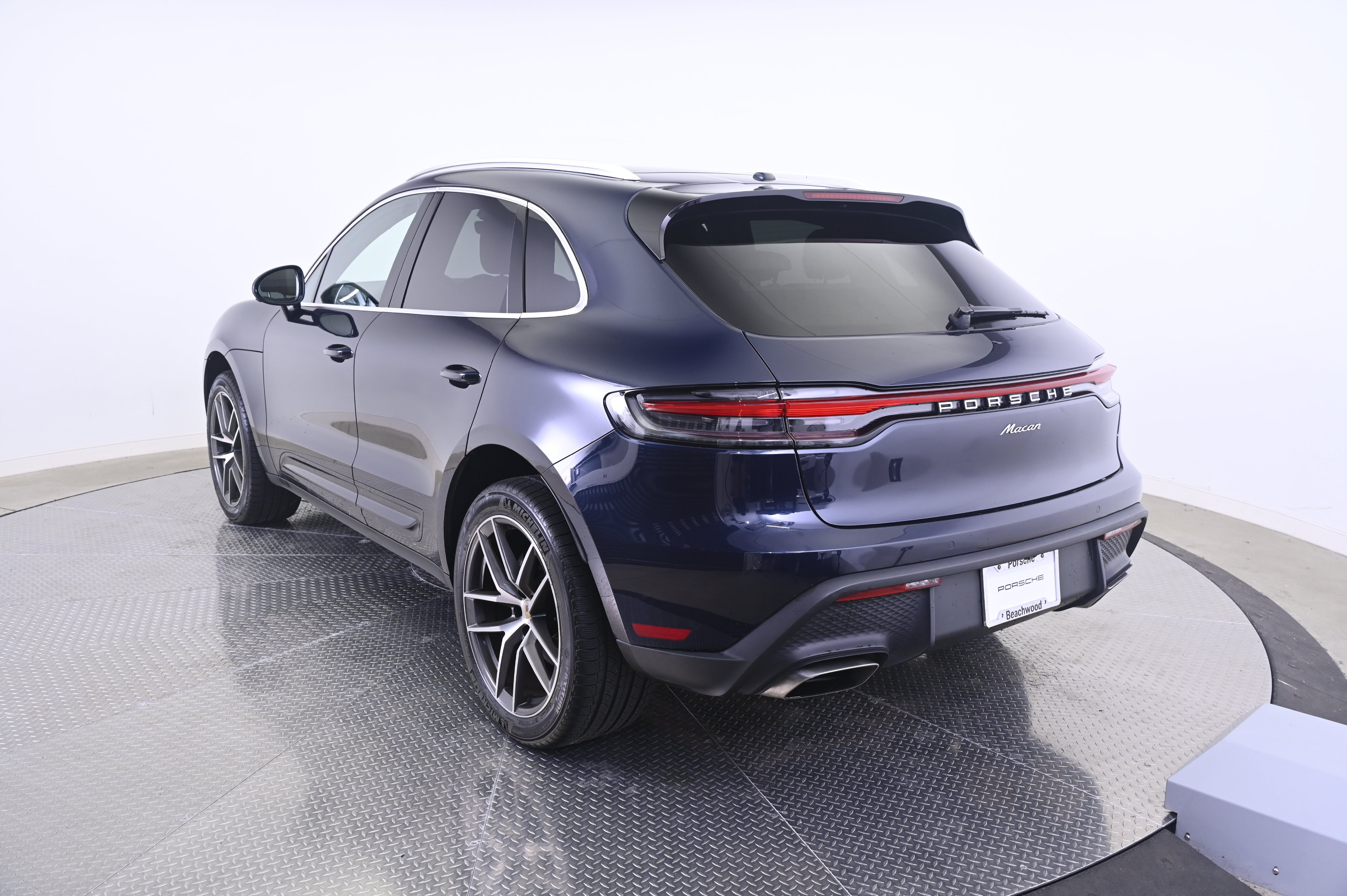 Certified 2023 Porsche Macan AWD/4WD image 3