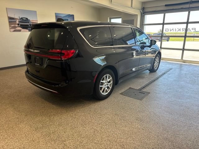 Used 2024 Chrysler Pacifica Touring-L FWD image 2