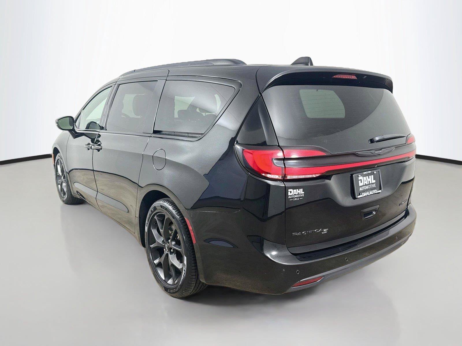 Used 2025 Chrysler Pacifica Limited FWD image 10