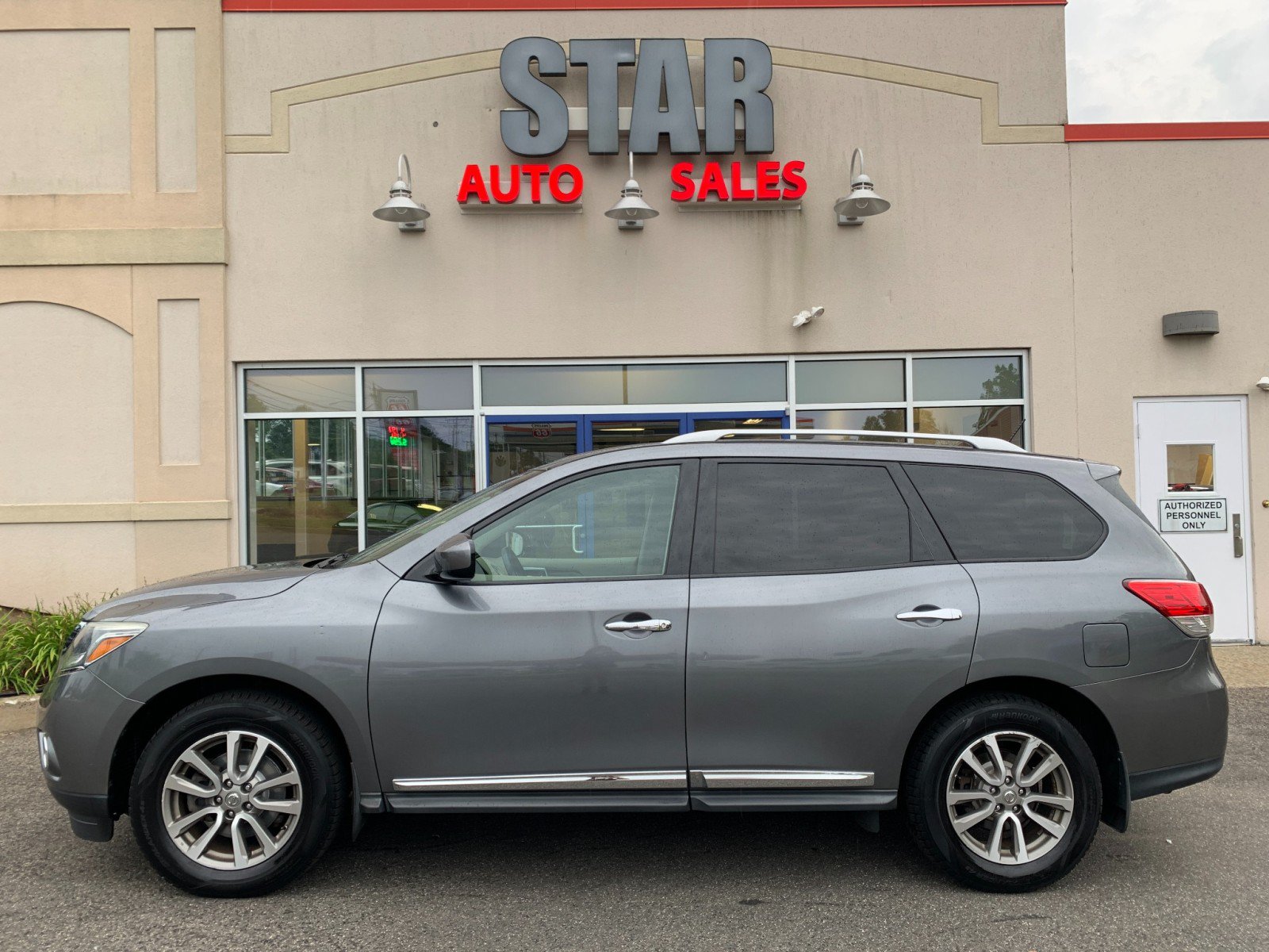 Used 2016 Nissan Pathfinder SL AWD/4WD image 4