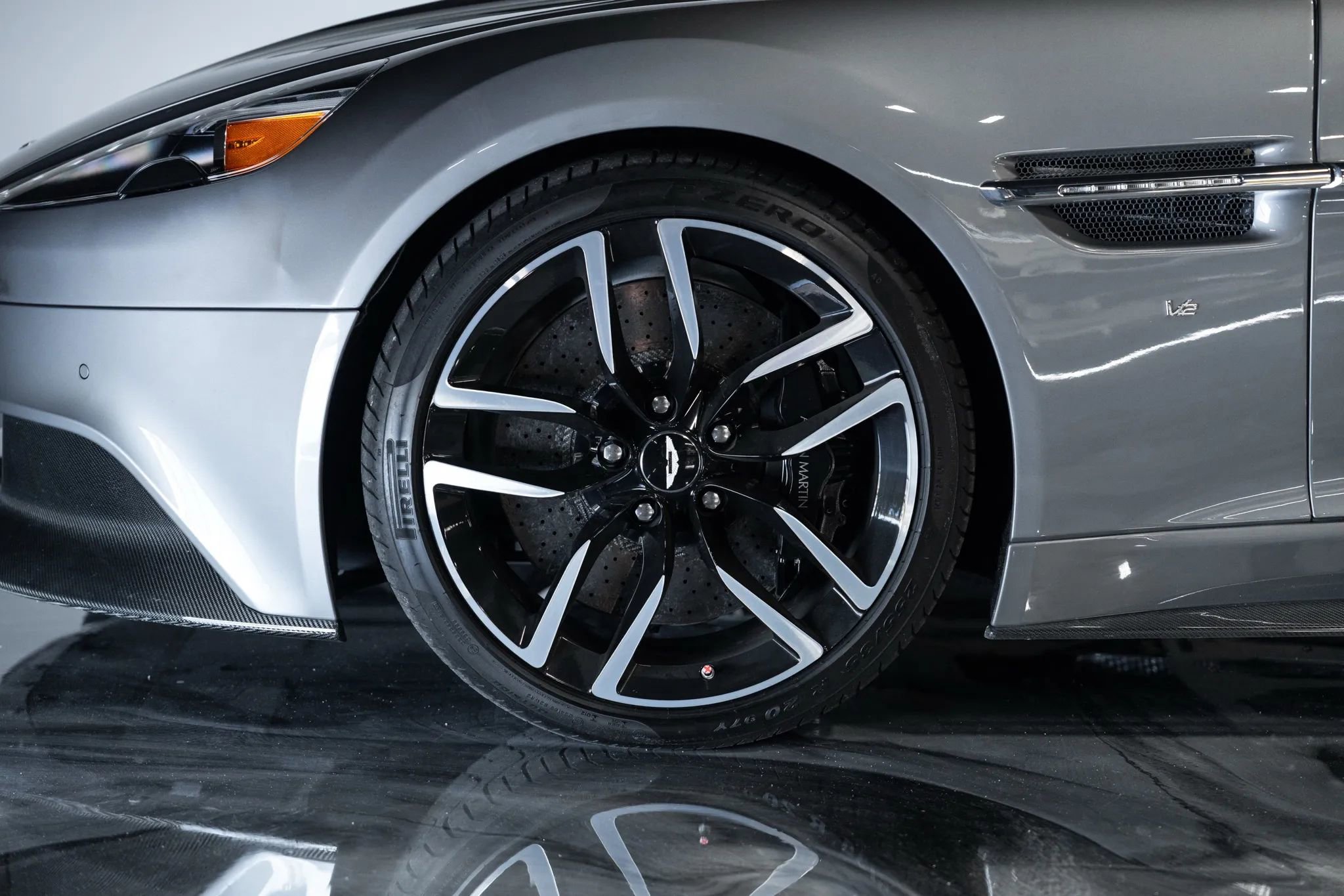Used 2017 Aston Martin Vanquish Coupe image 32