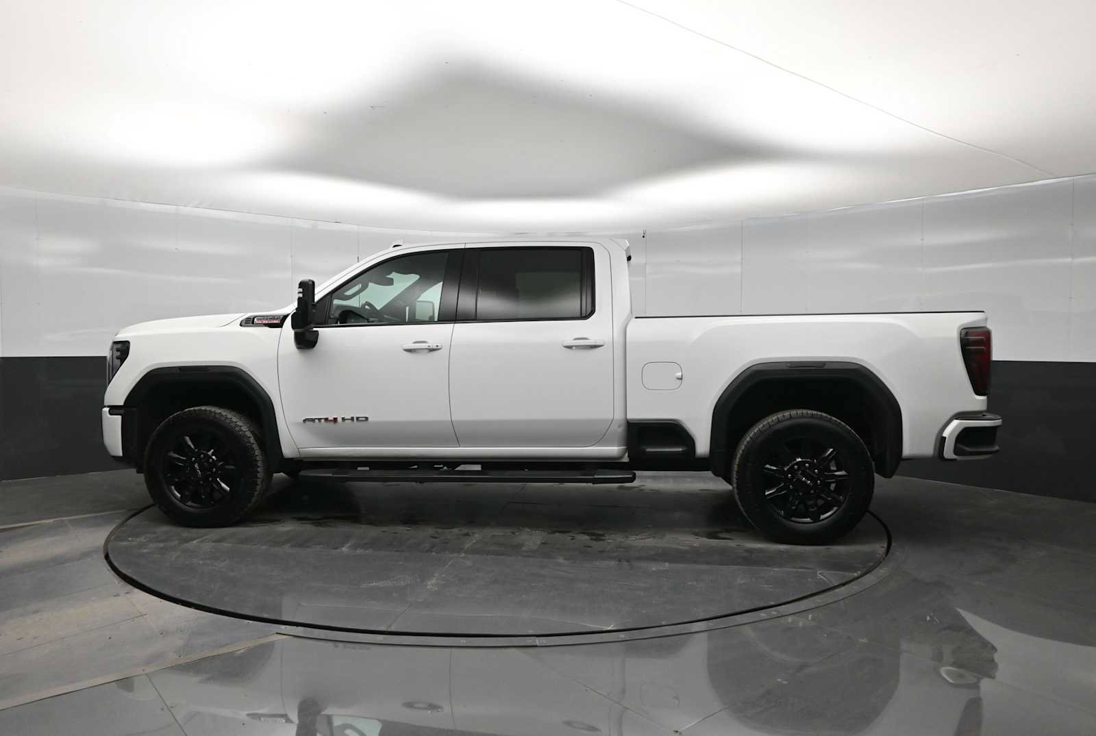 Used 2024 GMC Sierra 2500 AT4 w/ AT4 Preferred Package AWD/4WD image 5