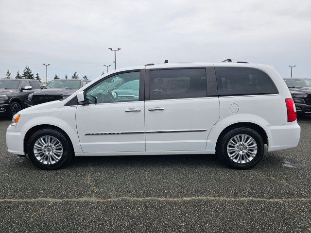 Used 2015 Chrysler Town & Country Limited FWD image 6