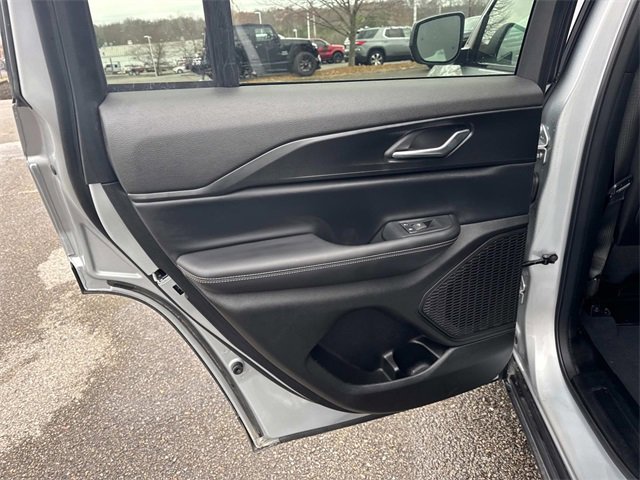 Used 2024 Jeep Grand Cherokee Laredo image 15