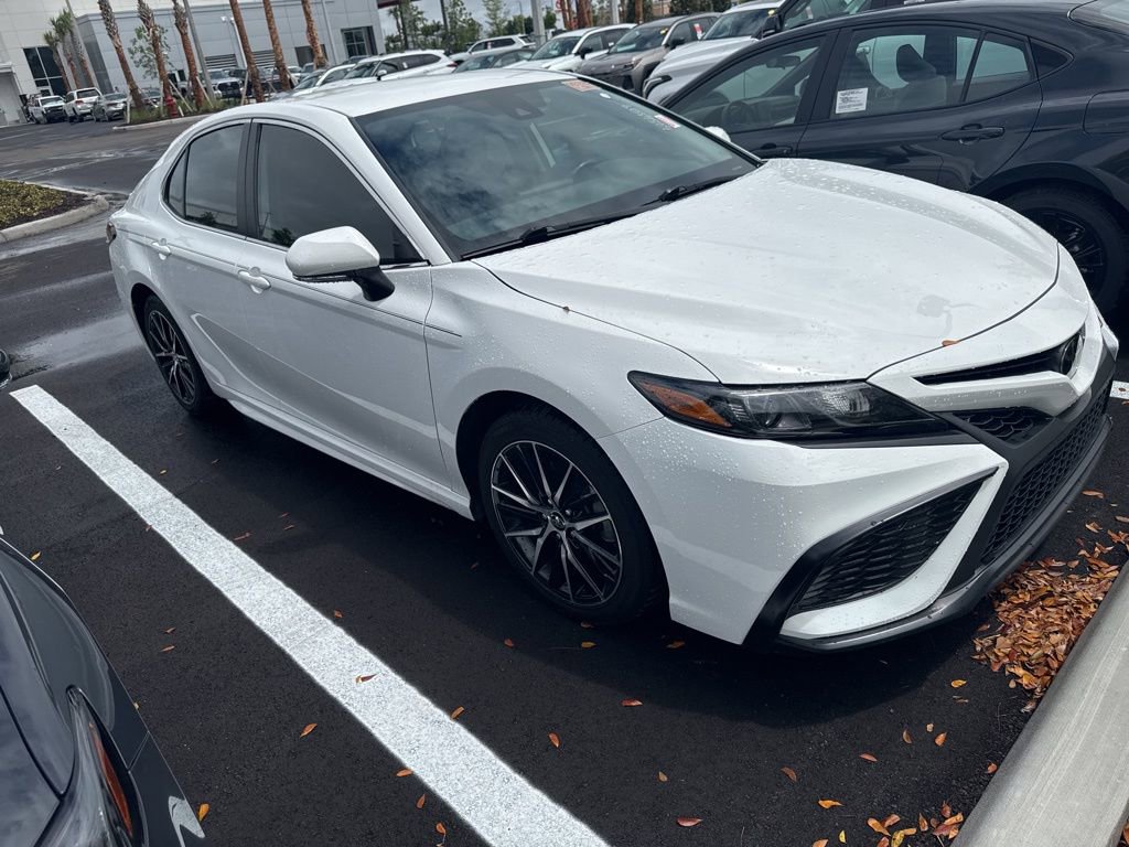 Used 2024 Toyota Camry SE FWD image 3
