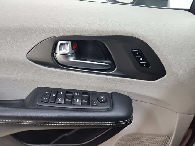 Used 2023 Chrysler Pacifica Touring-L FWD image 26