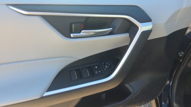 Used 2020 Toyota RAV4 XLE Premium image 11