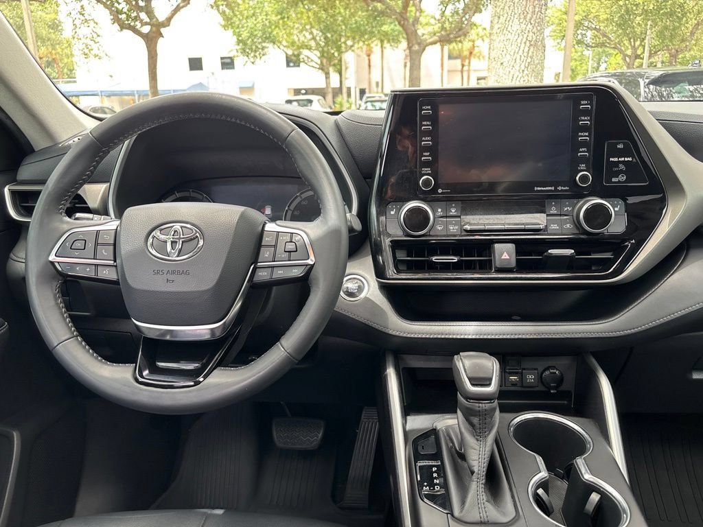 Used 2020 Toyota Highlander XLE FWD image 24