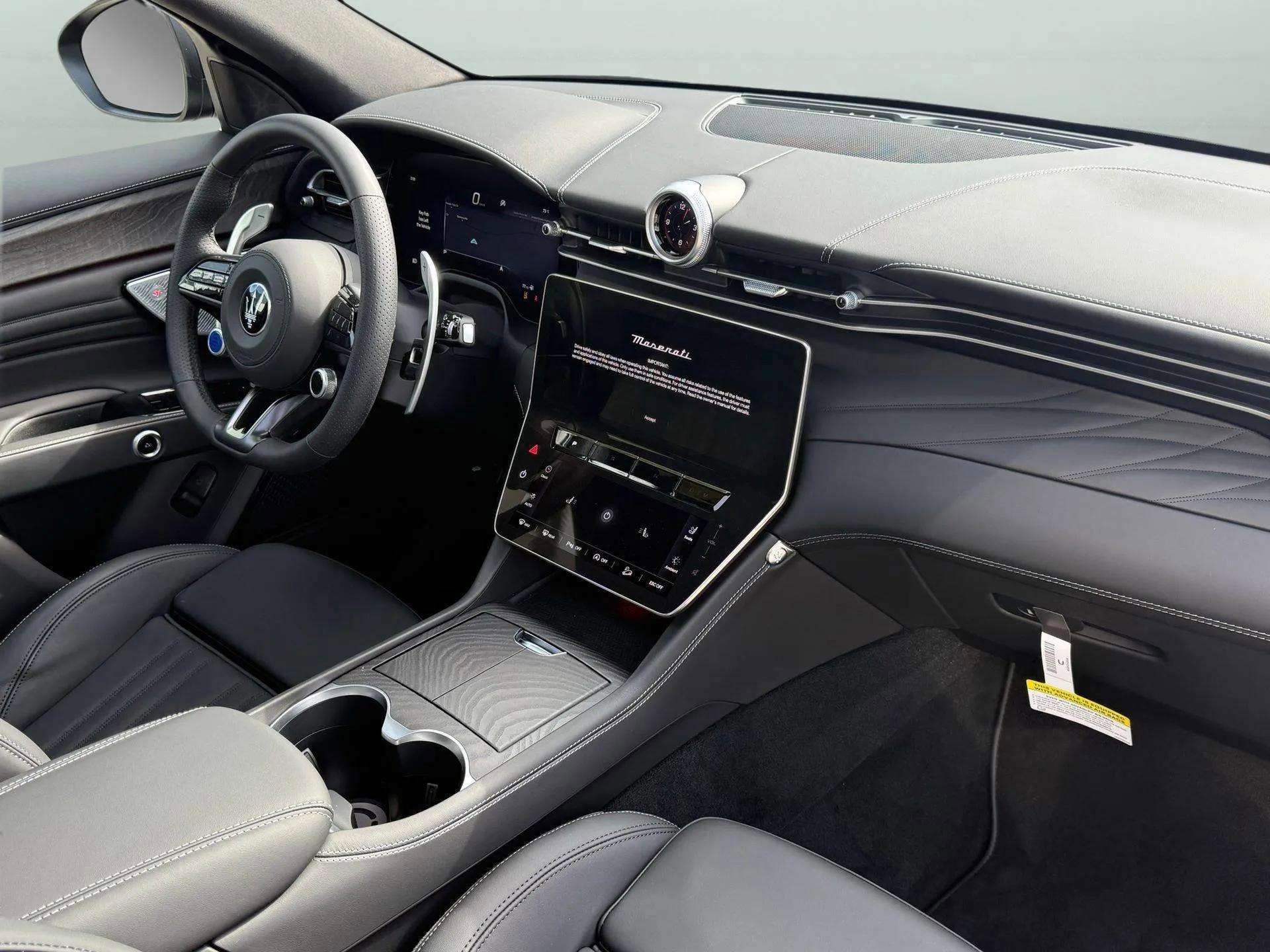 New 2025 Maserati Grecale GT image 2