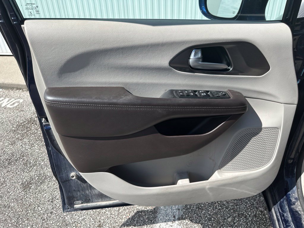 Used 2017 Chrysler Pacifica Touring-L FWD image 13
