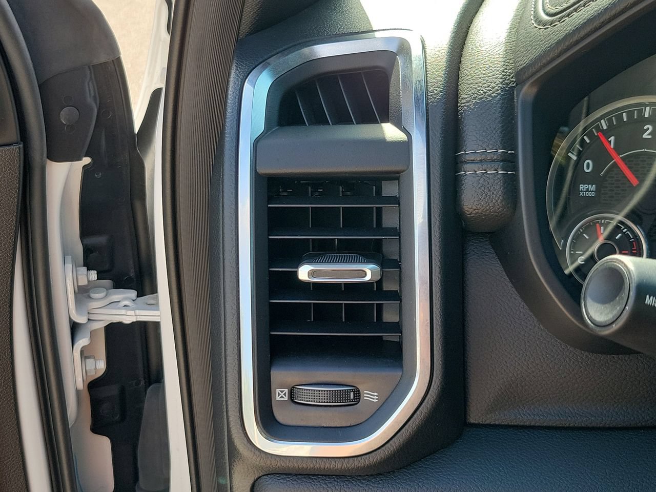 Used 2025 RAM 1500 Laramie w/ Sport Appearance Package AWD/4WD image 30