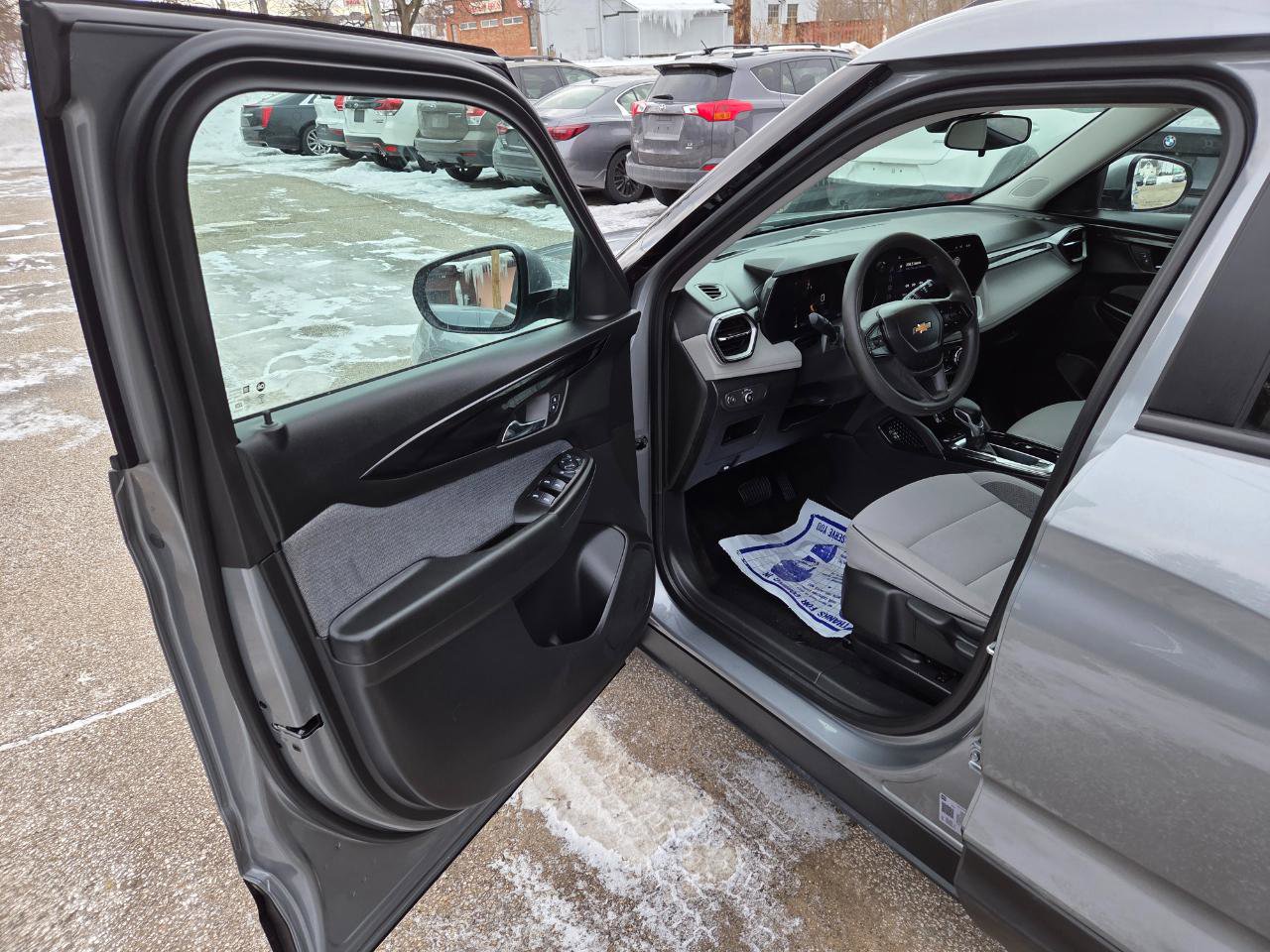 Used 2025 Chevrolet TrailBlazer LT w/ LT Cold Weather Package FWD image 14