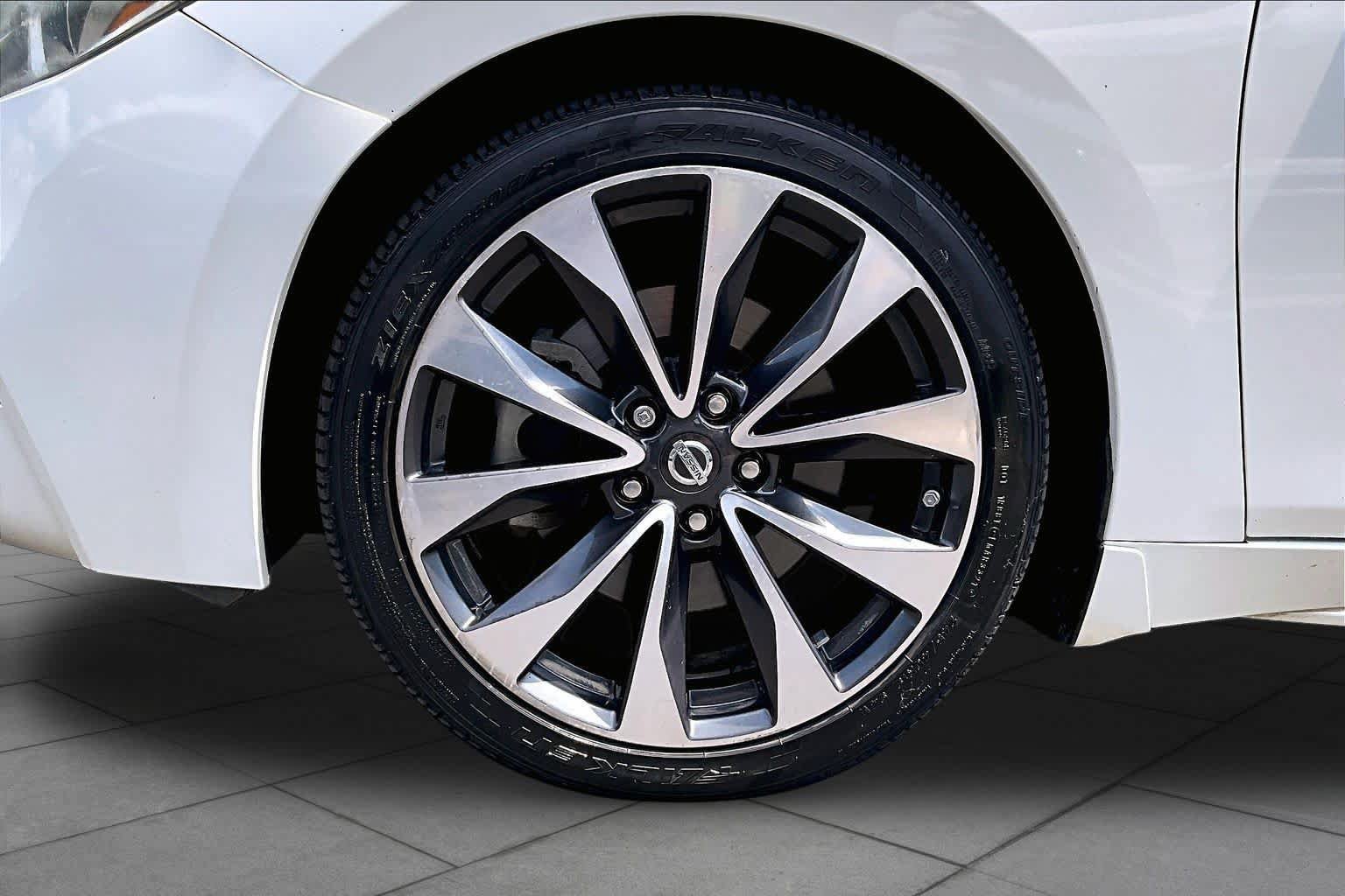 Used 2016 Nissan Maxima SR FWD image 11