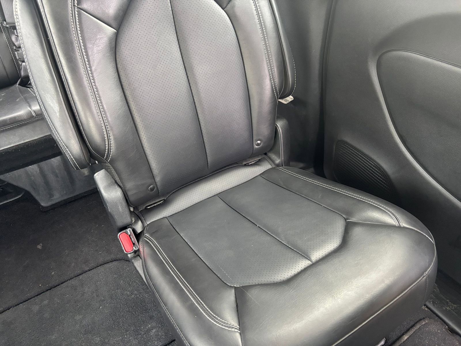 Used 2025 Chrysler Pacifica Select image 40