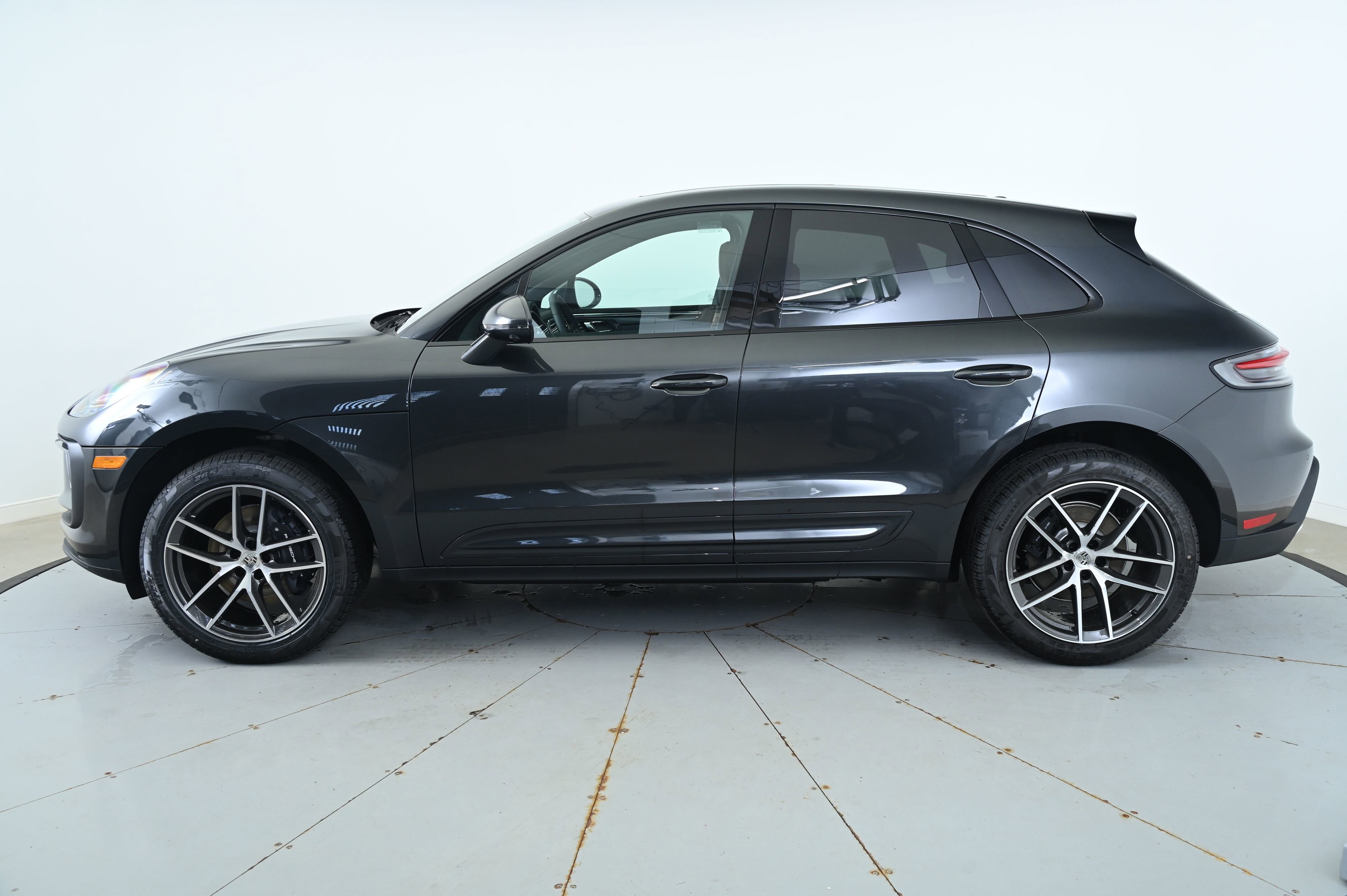 Certified 2025 Porsche Macan image 2