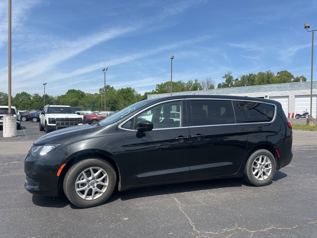 Used 2022 Chrysler Voyager LX image 11