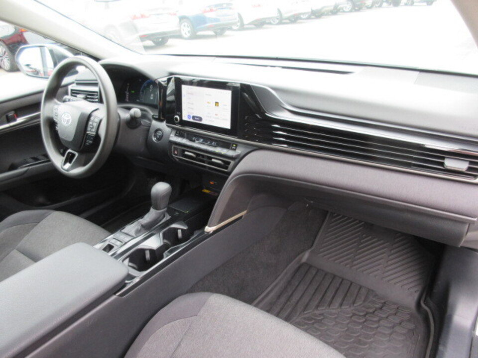 Used 2025 Toyota Camry LE image 24