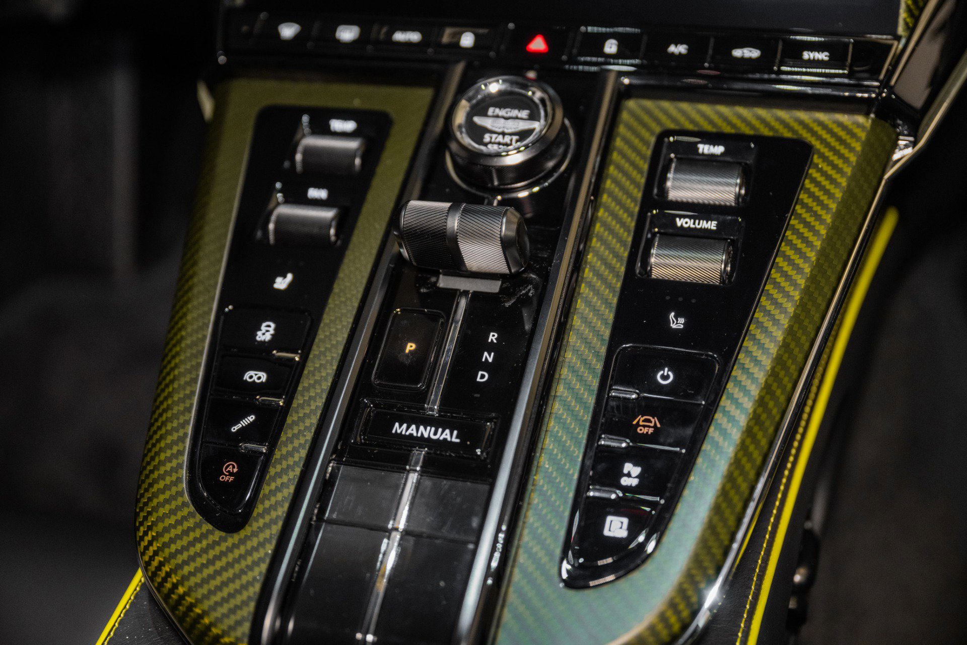 Used 2025 Aston Martin V8 Vantage Coupe image 29