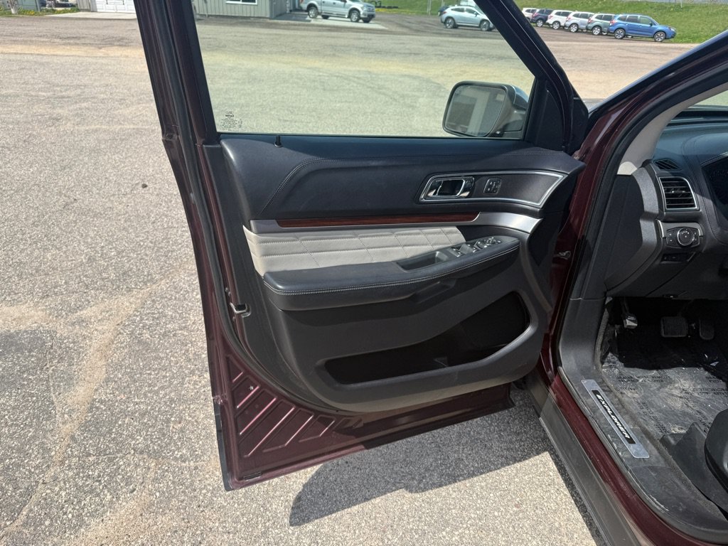 Used 2018 Ford Explorer Platinum AWD/4WD image 10