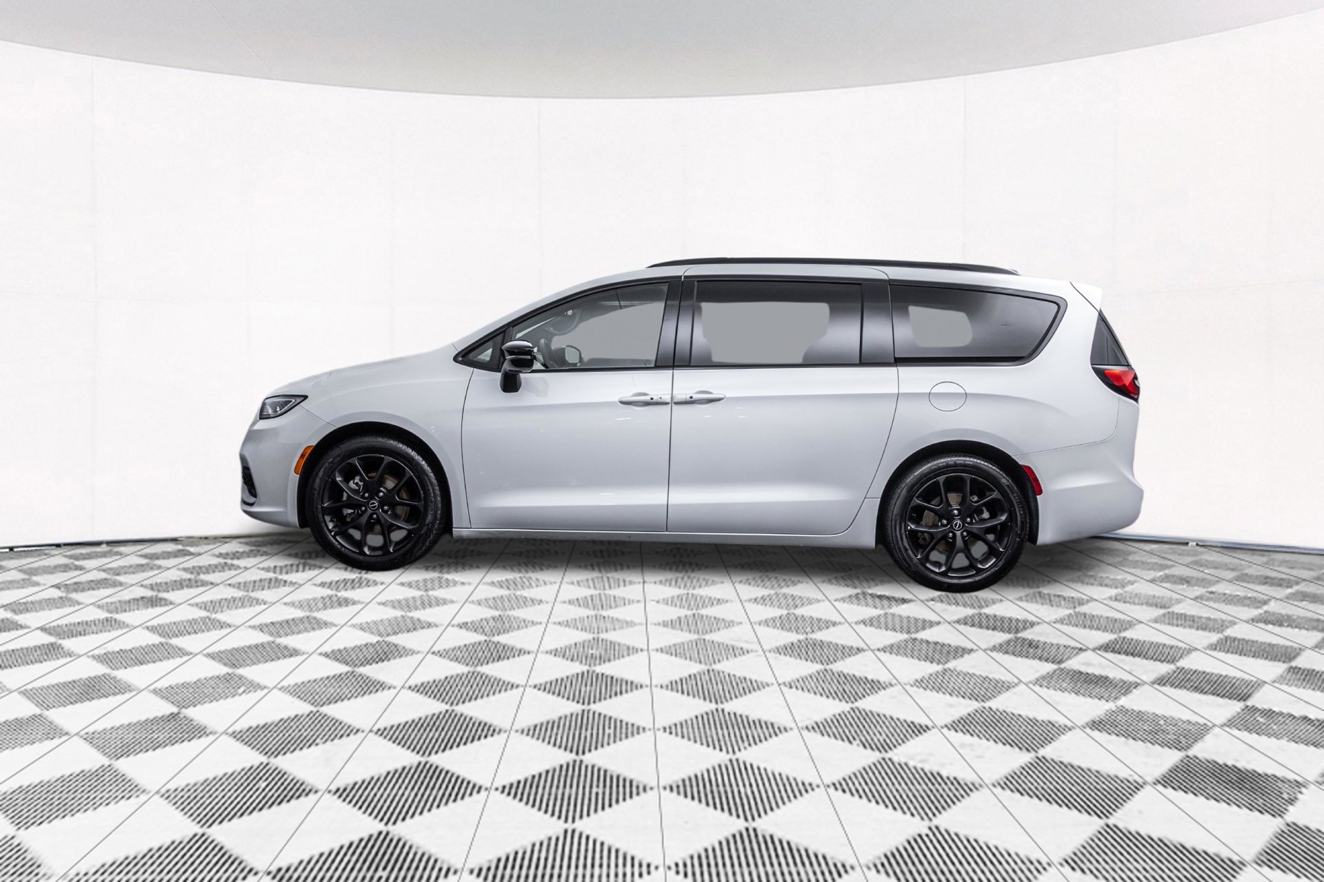 Used 2025 Chrysler Pacifica Limited FWD image 7