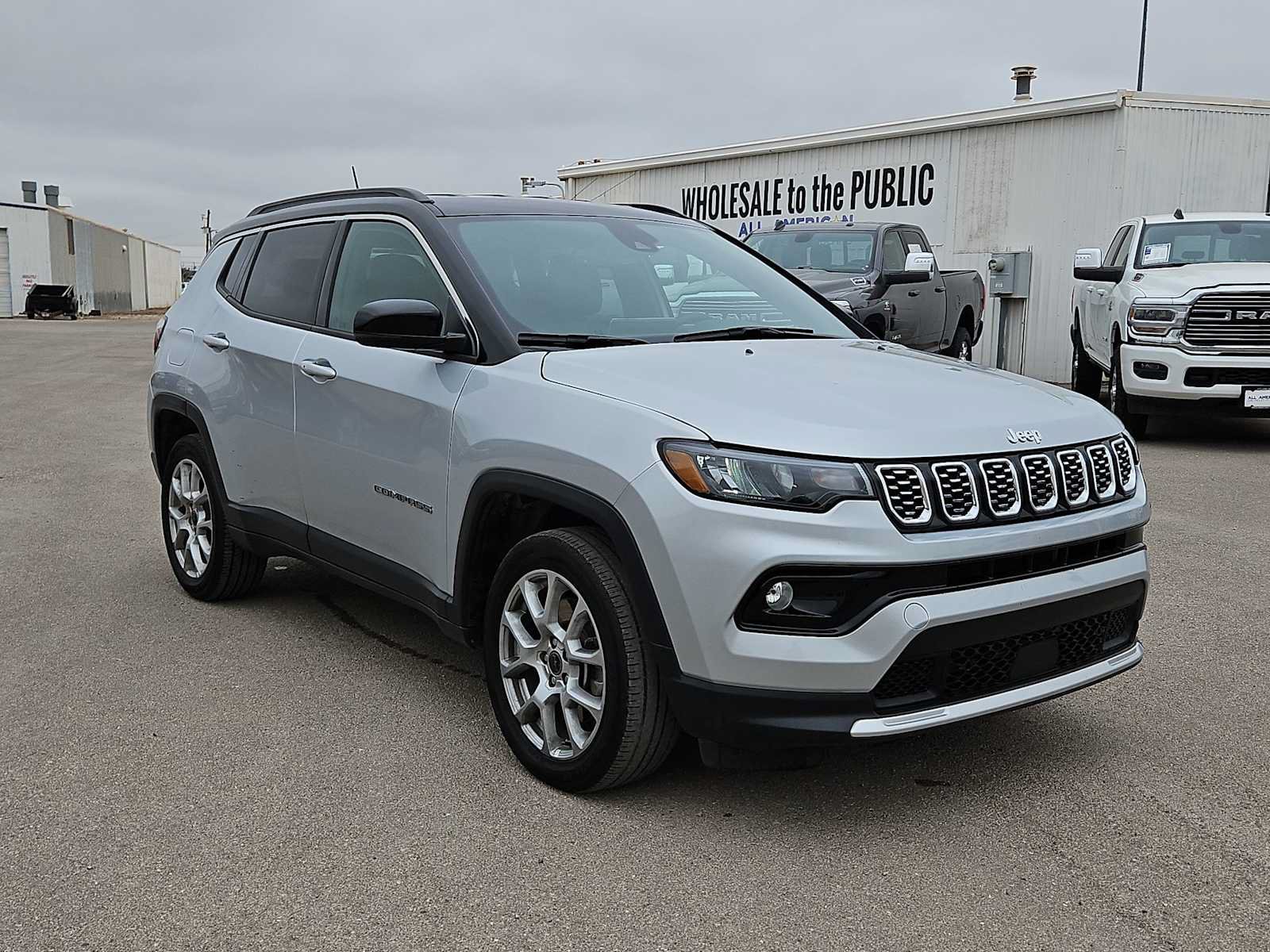 Used 2025 Jeep Compass Limited AWD/4WD image 2