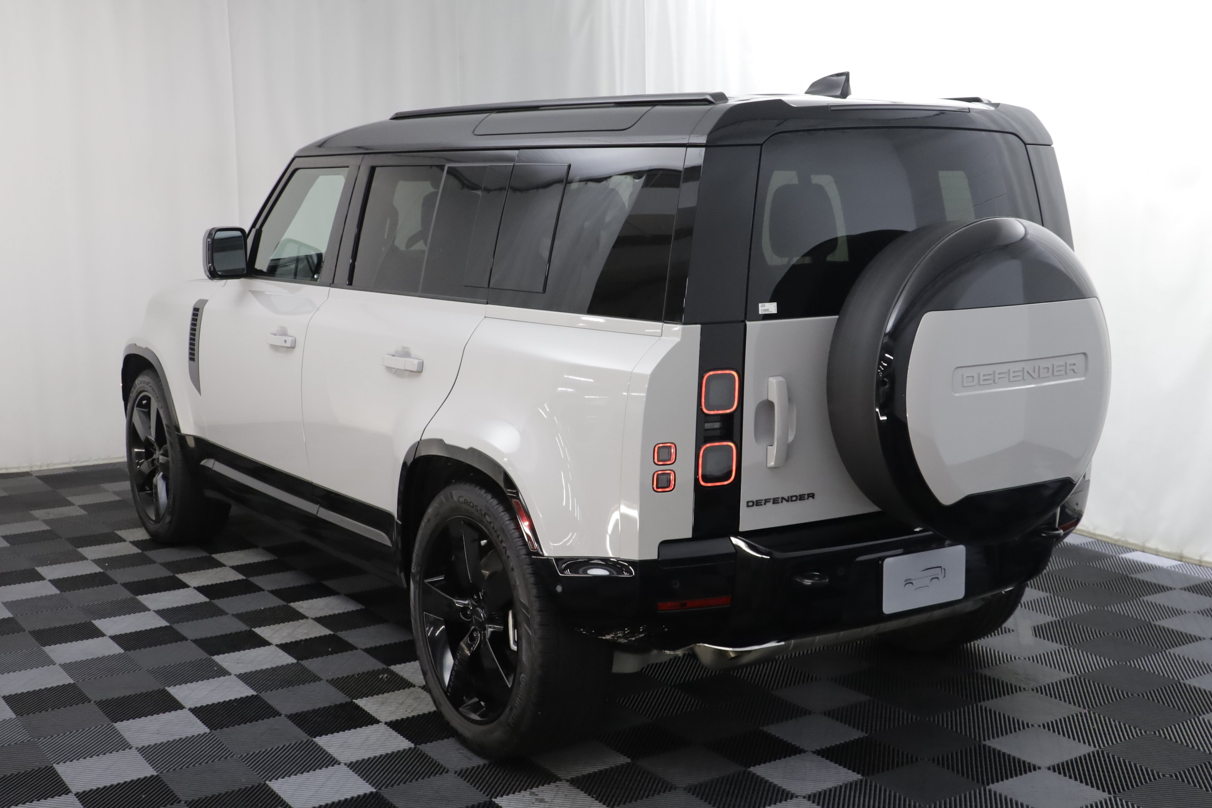 Certified 2026 Land Rover Defender 110 X-Dynamic SE AWD/4WD image 19