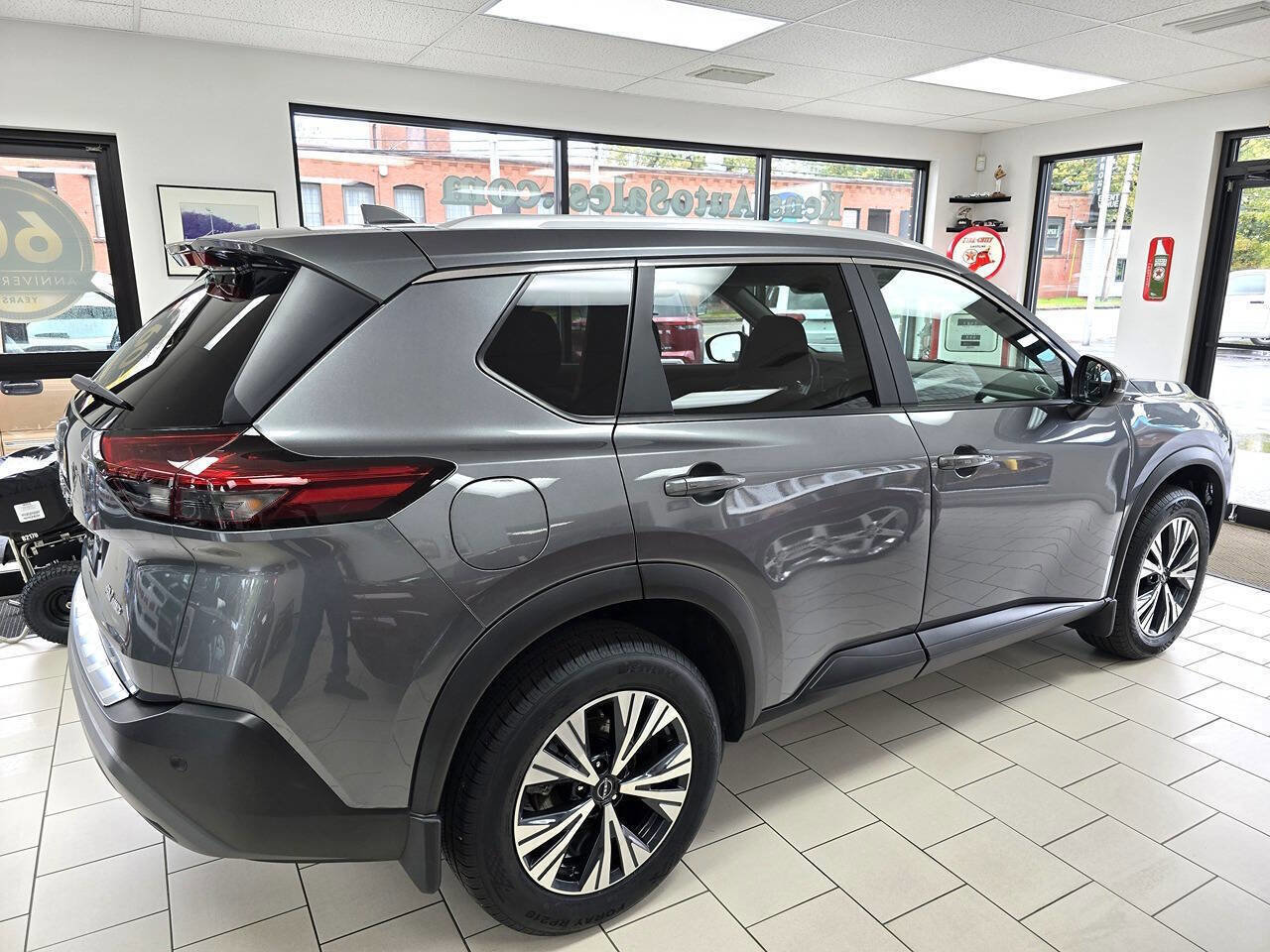 Used 2023 Nissan Rogue SV w/ SV Premium B Package image 10