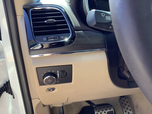 Used 2020 Jeep Grand Cherokee Overland AWD/4WD image 15