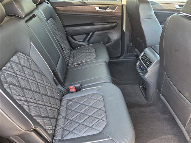 Used 2024 Volkswagen Atlas SEL Premium R-Line AWD/4WD image 23
