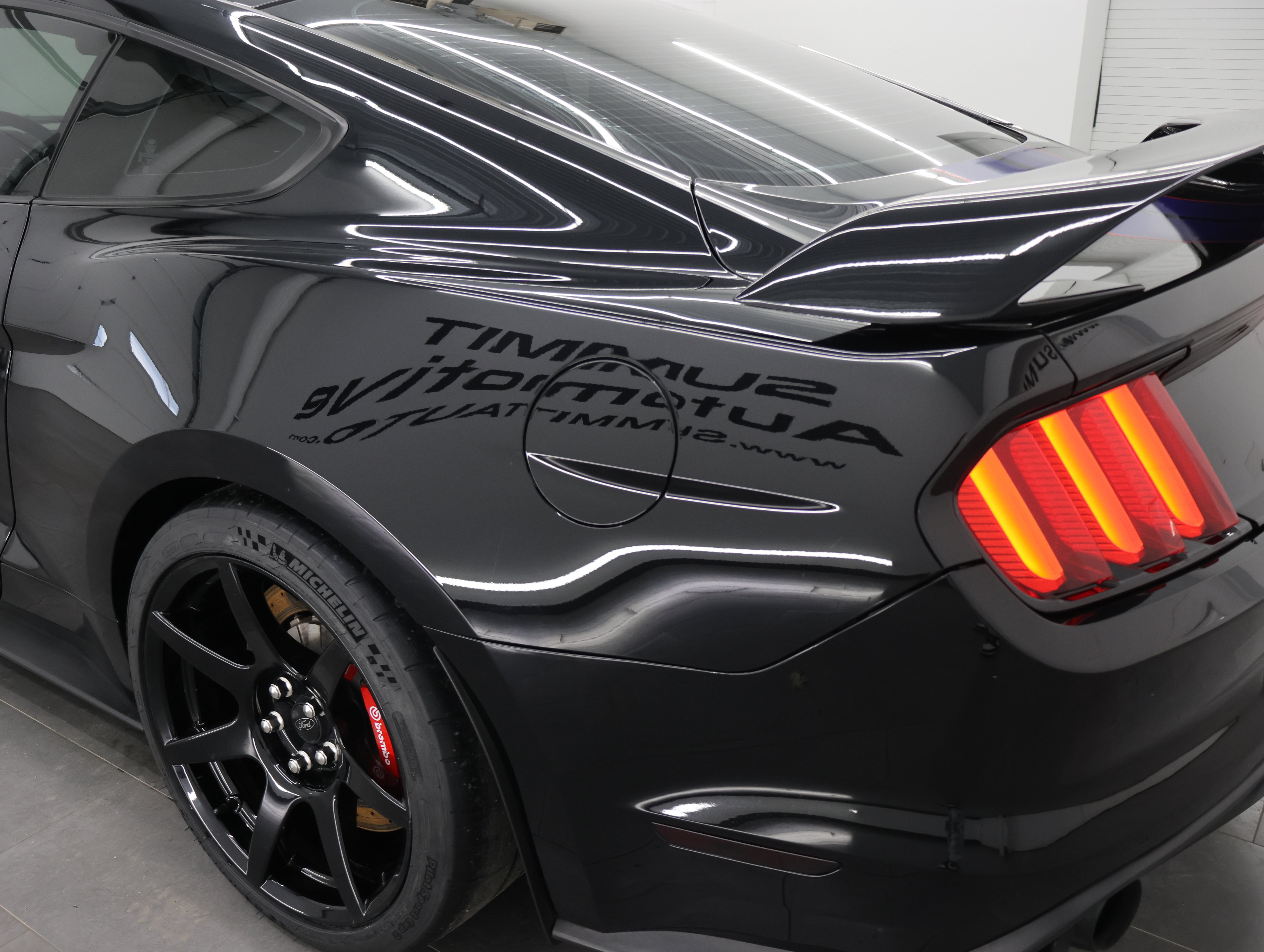 Used 2016 Ford Mustang Shelby GT350R w/ GT350R Equipment Group 920A RWD image 37