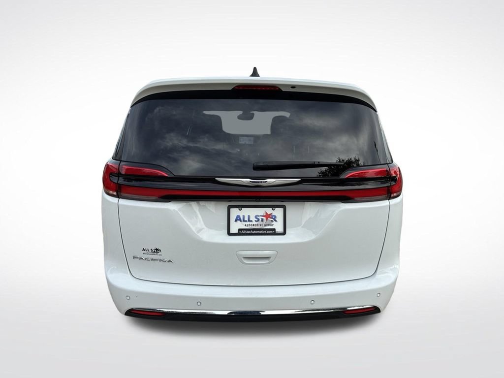 Used 2025 Chrysler Pacifica Select FWD image 9